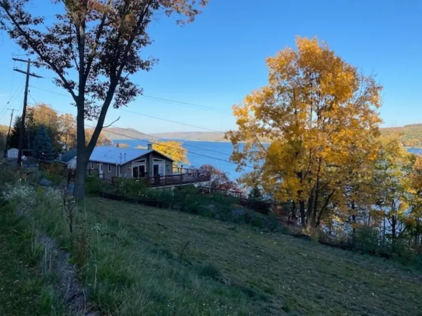 5 BEDROOM HOME w/ dock and hot tub - Image 1