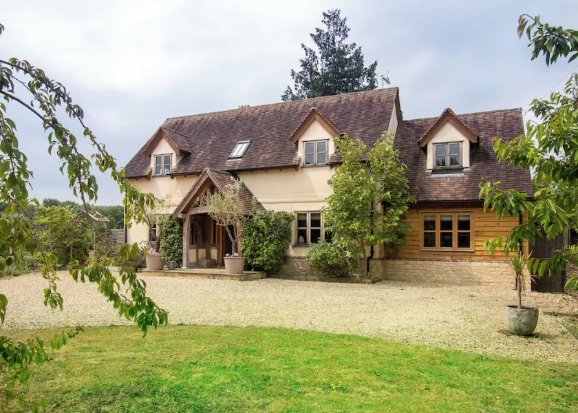 Luxueux chalet familial avec cadre en chêne avec un style intérieur contemporain - Image 1