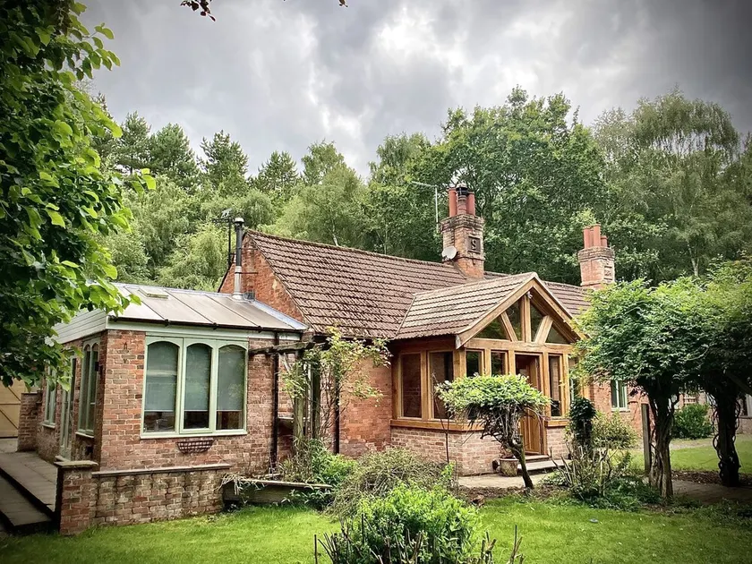 Large family cottage nestled in Sherwood Forest - Image 1