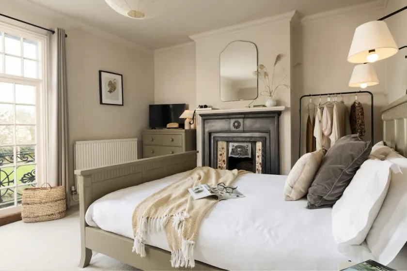 Newly refurbished en-suite triple room village location - Image 1