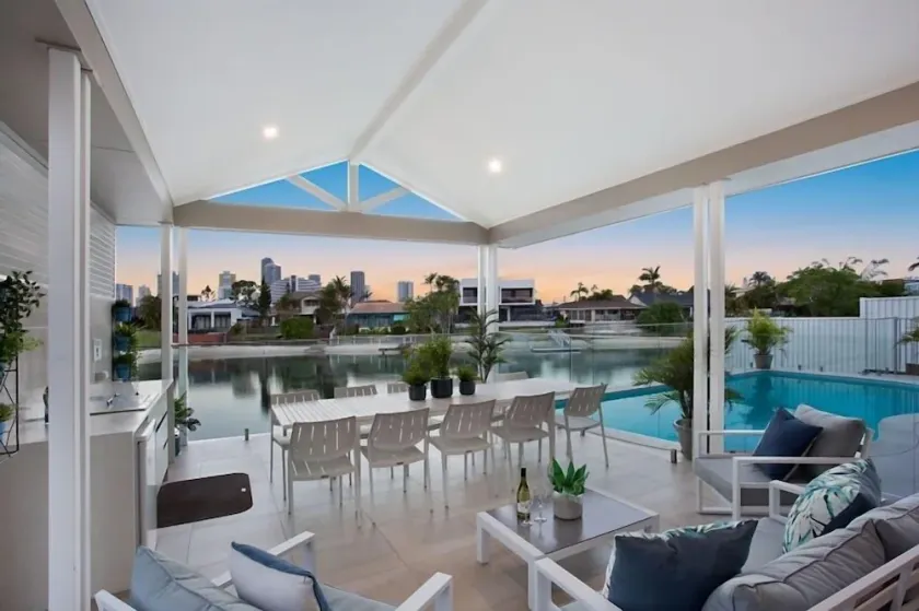 Relaxed living in luxury surrounds. - Image 1