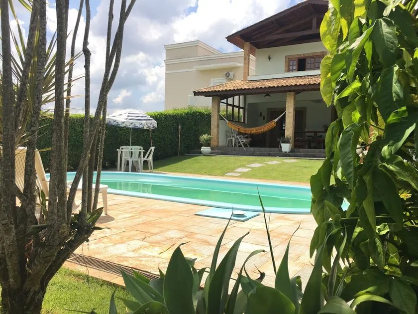 House in a gated community surrounded by nature and security. - Image 1