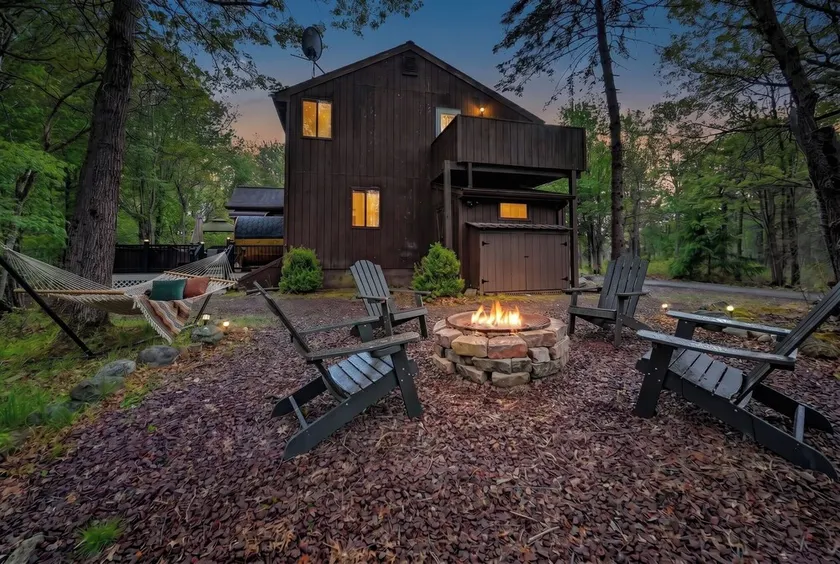 COZY CEDAR RETREAT  WITH HOT TUB // DECK // FIRE PIT- 5 MINUTES FROM LAKES!!! - Image 1