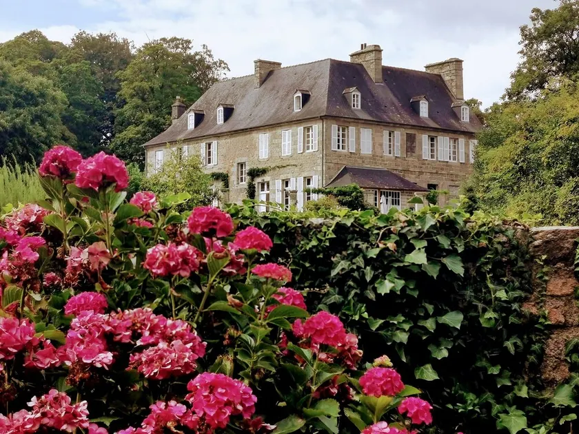 Roz Maria Estate – Manor & Large Gîte for 32, Ideal for Weddings & Seminars - Image 1