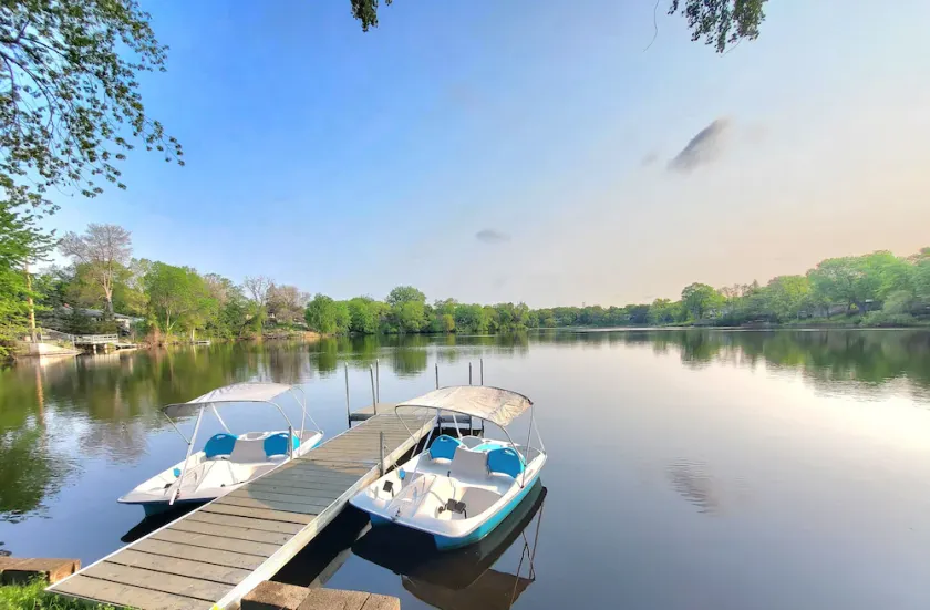 Lake Retreat, Year Round Hot Tub, Pool Table, Pedal Boat - Image 1