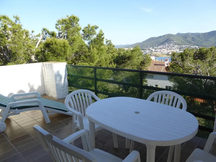 Appartement lumineux avec terrasse et parking à 300m de la plage - Image 1