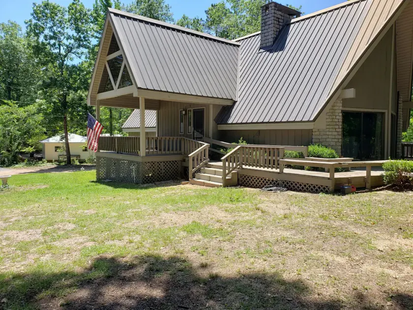 LAKE LIFE AT ITS BEST FOR YOUR GET AWAY - Image 1