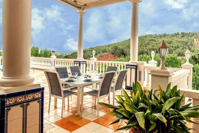 Dass impress Terrasse mit Blick auf die Berge und das Geräusch von Wasser in den Brunnen - Image 1