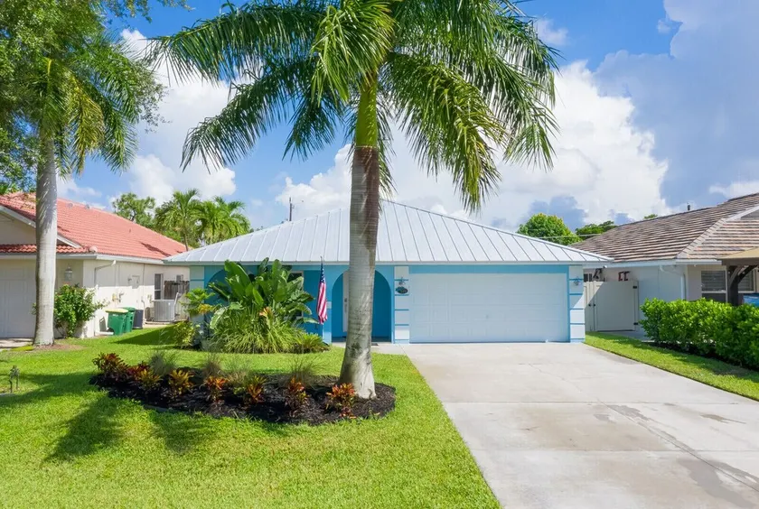 3 Bedroom, Huge Pool, Hot Tub, Screened in Lanai in the coveted 500 block - Image 1