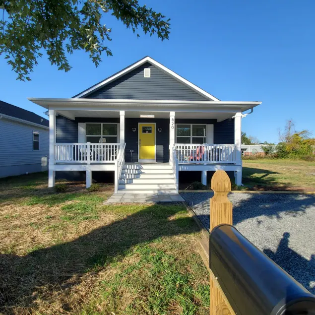 Private Retreat Bungalow-One Level, 2 blocks from Beach w/Porch & Deck - Image 1