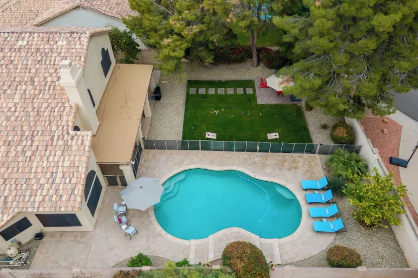 5BR Luxury Oasis, Heated Pool, Game Room, 2 Master Suites, 3 King Beds, Chandler - Image 1