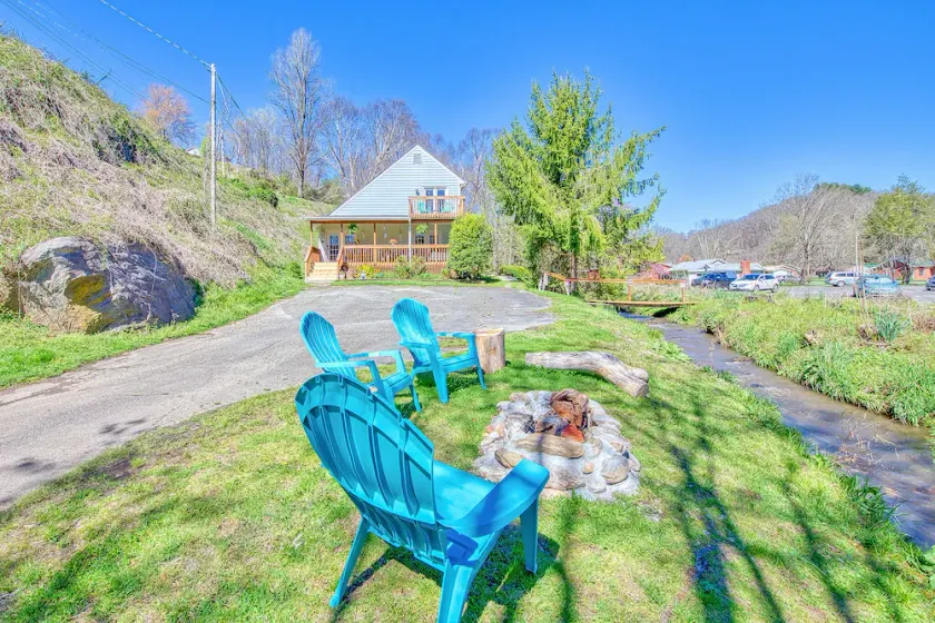 Peaceful downtown Sylva home, 3BR, porch, creek, Wifi  - Image 1