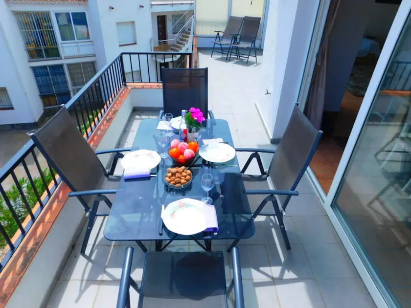 Apartment with sea view 50 metres from the beach - Image 1
