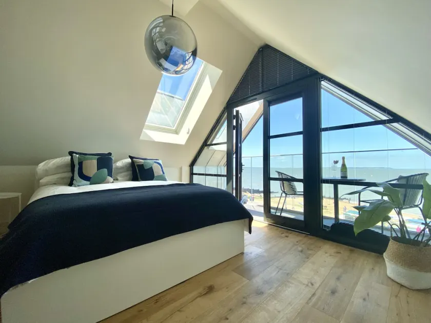 Stunning 3 bedroom beachfront house with extensive sea views - Image 1