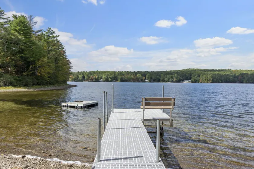 Lakeside Living w\\sandy beach, gas fireplace -easy 25 minute commute to Portland - Image 1
