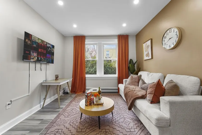 Pumpkin Premise by Airport, 5 beds, Sleeps 8, Book 7 days, Get 20 Percent OFF - Image 1