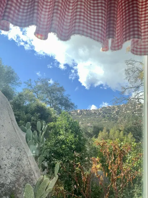 Romantic & cozy cottage w/fireplace; close to hiking trails & 30min to San Diego - Image 1