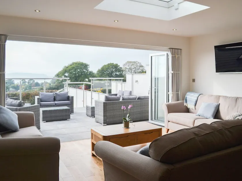 5 bedroom accommodation in Exmouth - Image 1