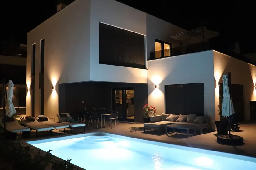 Luxusvilla nur 150 Meter vom Meer - Image 1
