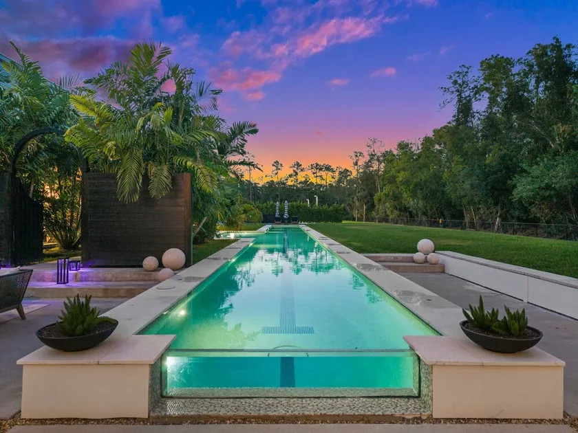 ✰ Entire Naples Estate: sleeps 30, 150' Pool Tennis Pickleball Bocce Gym Theater - Image 1