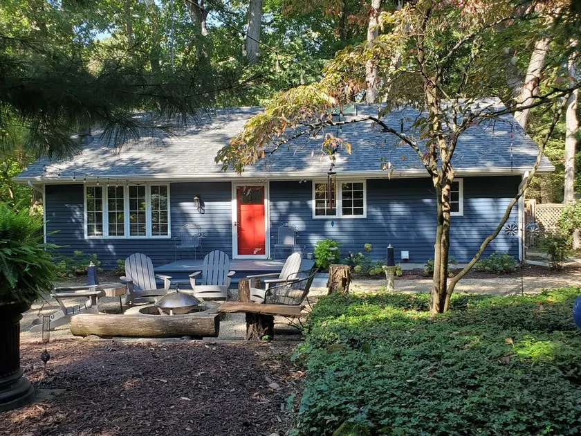 Beautiful Private Cottage, Sleeps 6, Walk to Beach - Image 1