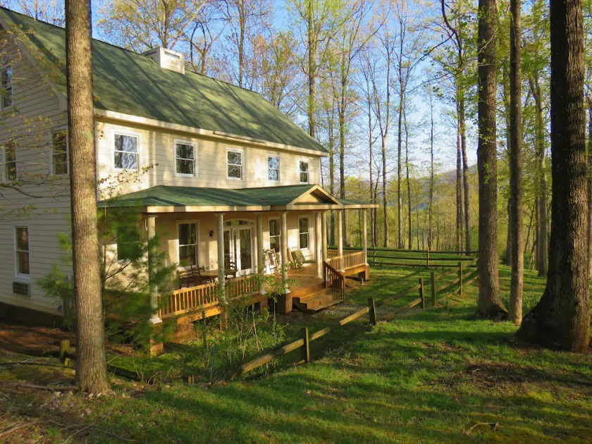 Fern Hill: Breathtaking Mountain Views and Outstanding Amenities - Image 1