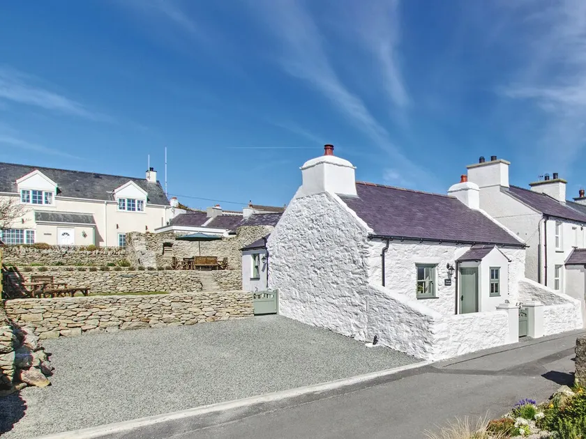 2 bedroom accommodation in Holyhead Mountain, near Trearddur Bay - Image 1
