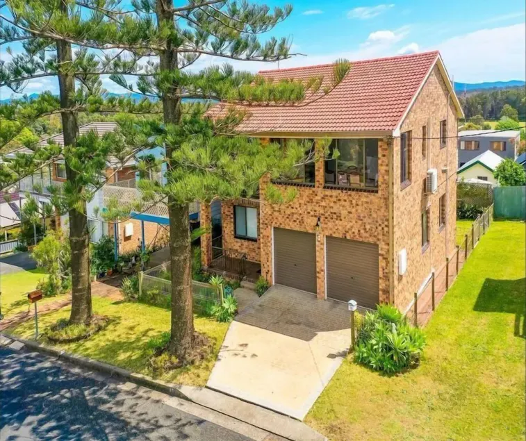 All but a short stroll to the water and gorgeous views of the Harrington Bay - Image 1