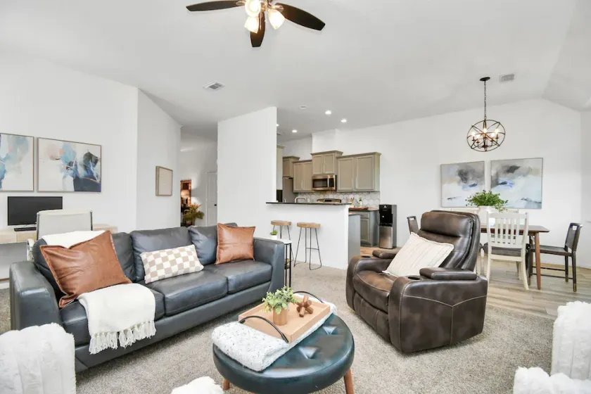 Cinco Ranch Furnished 1 Story Home, King Beds, Walking Trail, Sleeps 6+ - Image 1