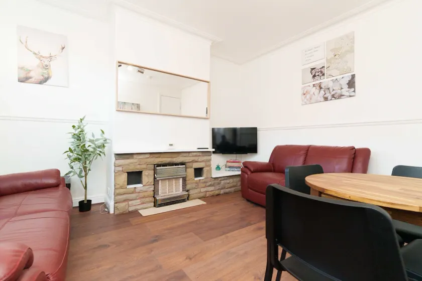 2 Bed Sleeps 6 in Leeds with Smart TV's - Image 1