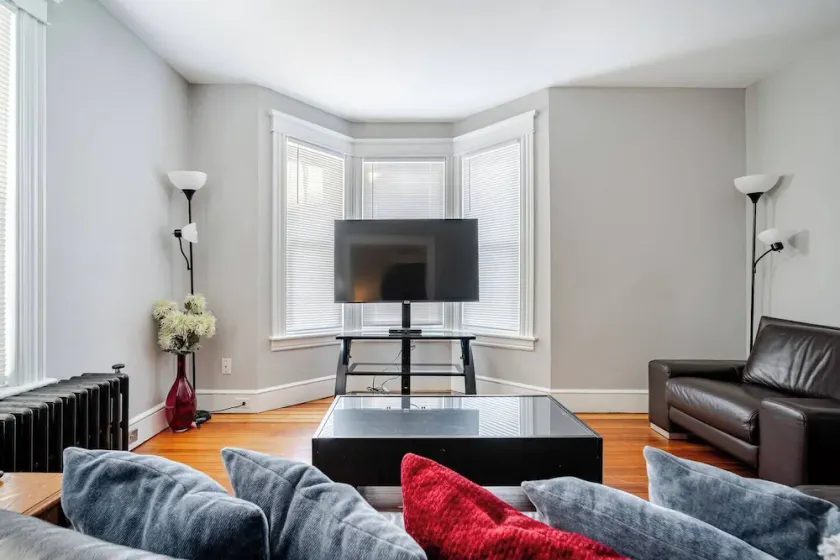 Welcome to Hat City Danbury | A Suburban Retreat Close to It All - Image 1