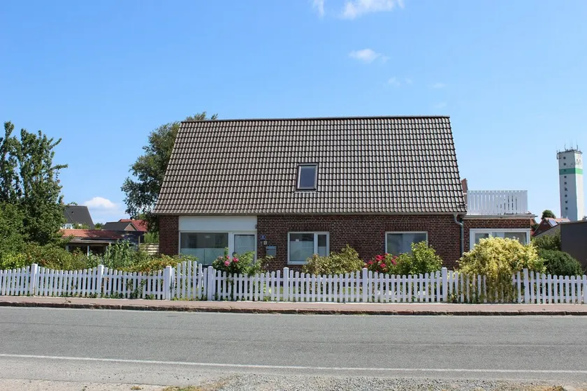Holiday Home 'Haushälfte Am Süderhafen' with Private Terrace, Private Garden and Wi-Fi - Image 1