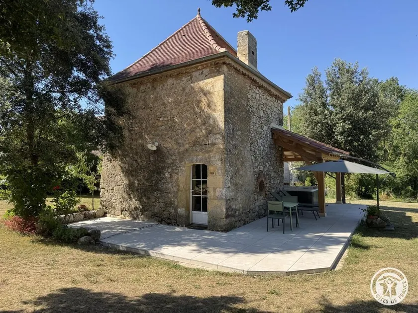 Authentic Stay in 17th Century Dovecote with Internet and Pets Allowed - Image 1