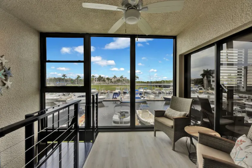 Remodeled 2/2 + Bonus Rm Condo - Waterfront in Downtown Naples - Covered Parking - Image 1