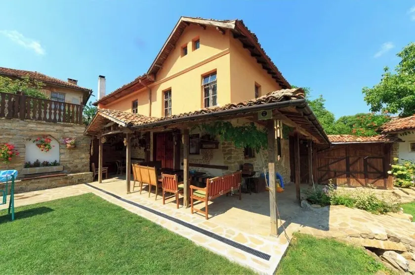 Seven Bedrooms House - Image 1