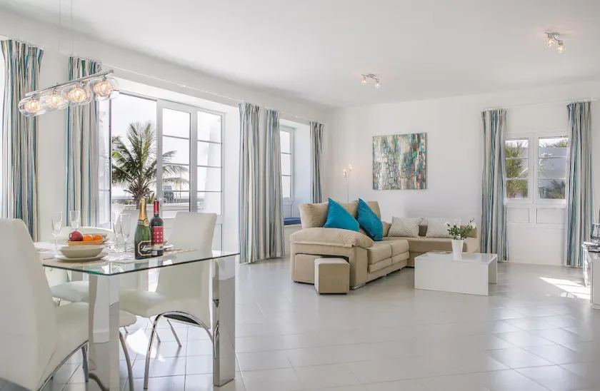 Modernes Apartment mit 2 Schlafzimmern im Herzen von Puerto Calero Marina - Image 1