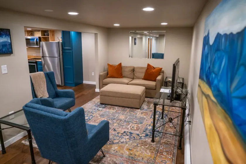 Charming 2-Bedroom Apartment – Minutes to Downtown & MSU! - Image 1