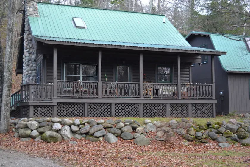Quaint Harbor Springs Log Home med Lake Michigan Beach Access - Image 1
