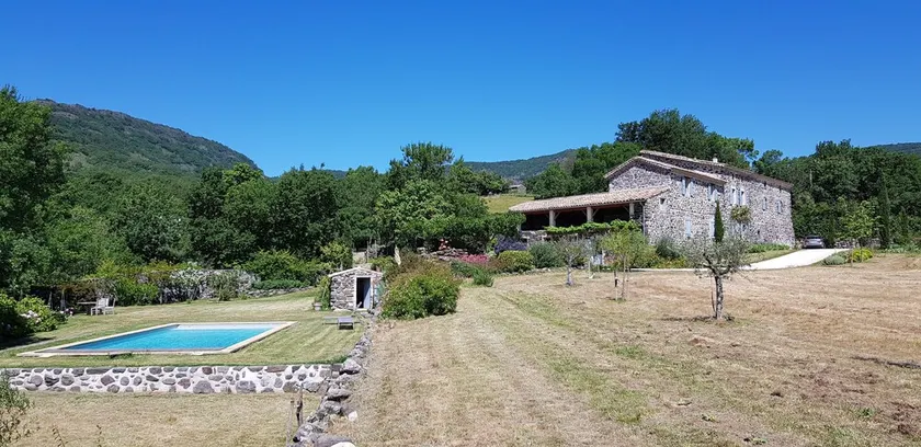 Charming house suitable for large families with swimming pool in a preserved site - Image 1