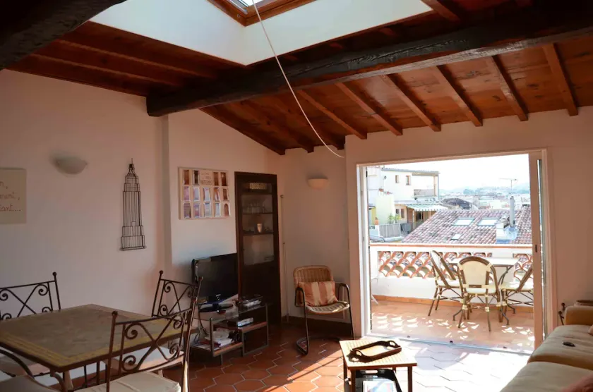 situé dans le vieil Antibes, à 2 pas des commerces, comprenant  2 à 3 couchages - Image 1
