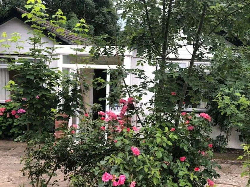 Whole house cottage with parking and huge garden - Image 1