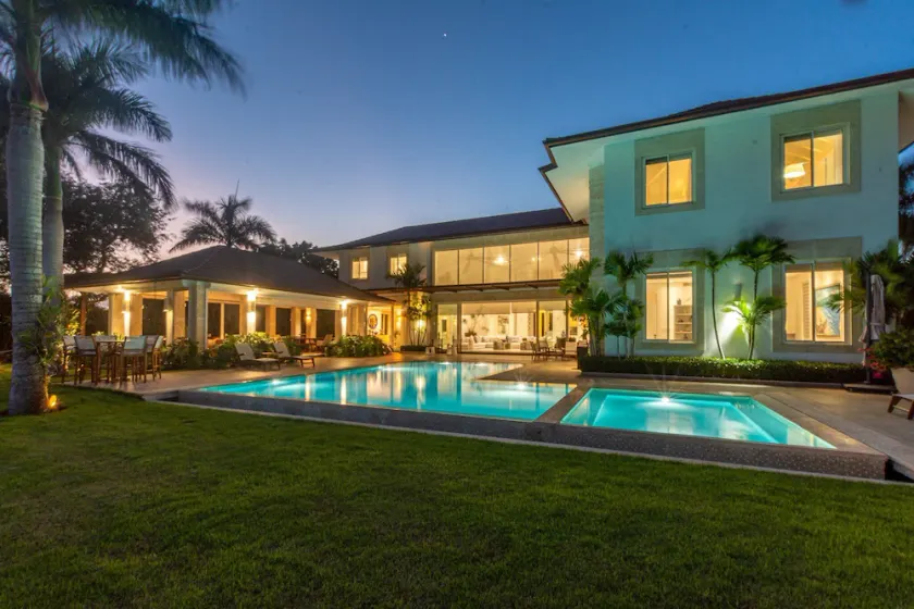 Luxury Villa close to the Beach and Marina - Image 1