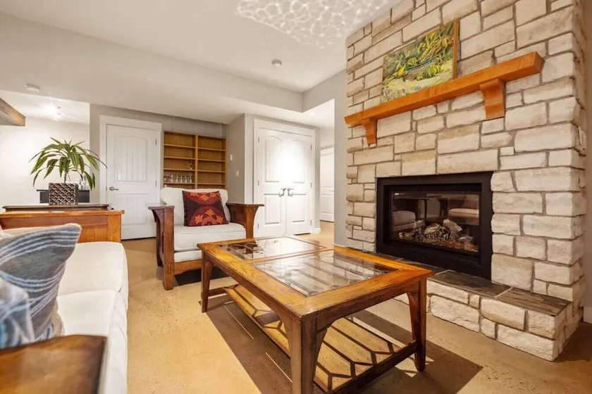Forest retreat on 2 acres, fireplace, mtn views - Image 1