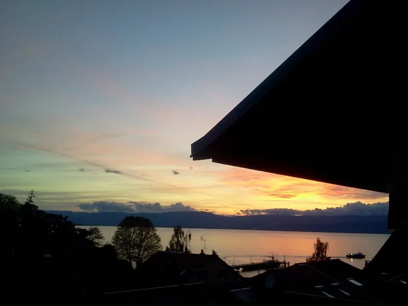 Maison de pêcheurs restaurée Vue sur Lac Léman sur le port de Thonon Rives - Image 1