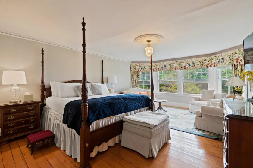 Lake View Suite with wall of windows w south exposure, Large King, Ensuite Bath - Image 1