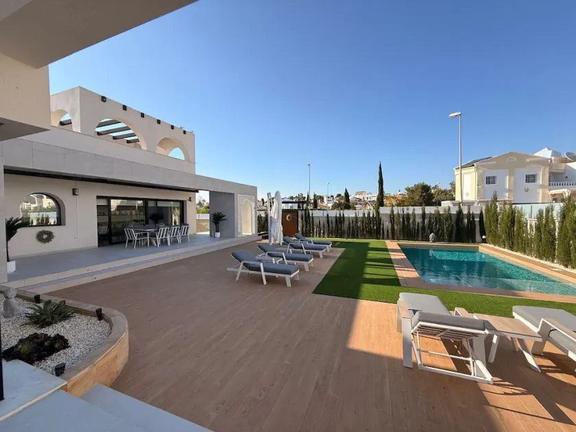 3 Bed Villa - Sleeps 6 - Private Pool - Parking - Image 1