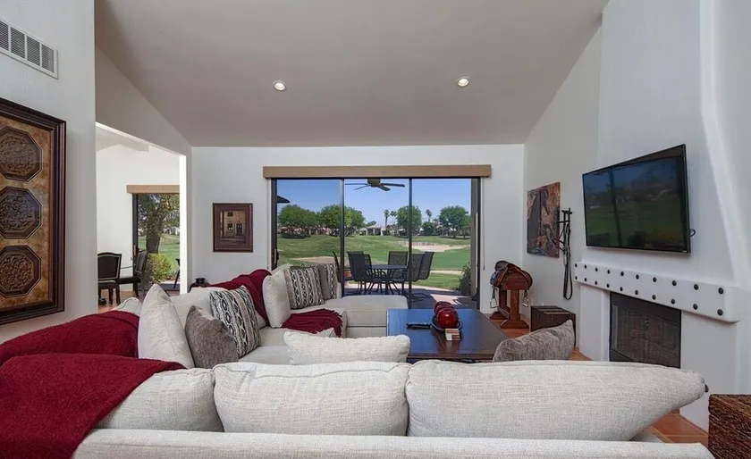 Elegant opdateret 3 BD 3. 5 BA 2400 Sq Foot Condo - Image 1