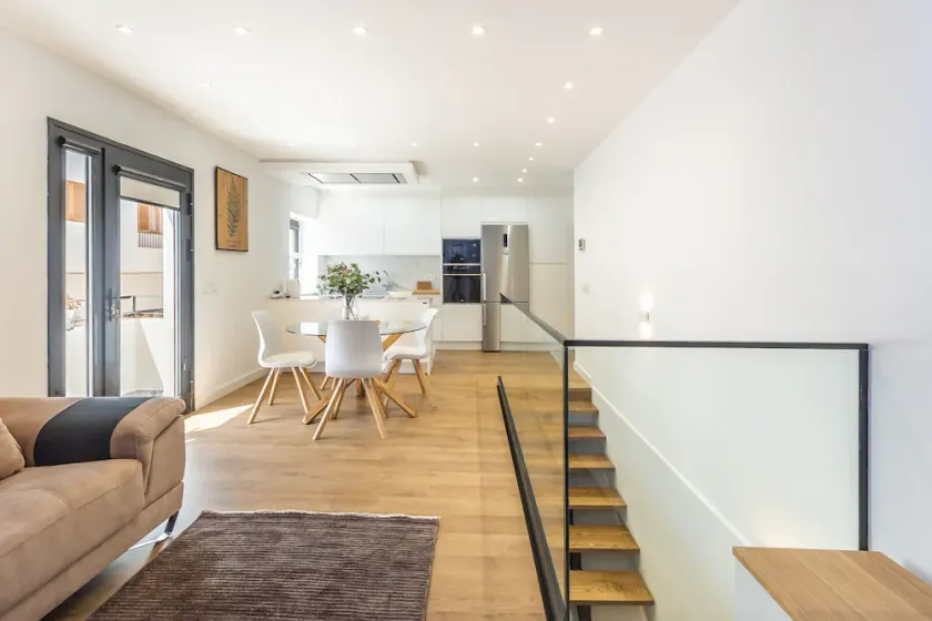 Modern Balcony House - Solarium Terrace - Parking - Image 1
