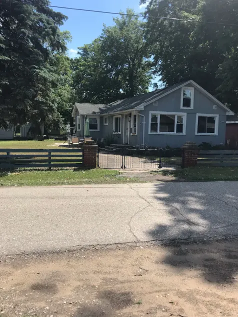 Cozy cottage across from the Lake - Image 1