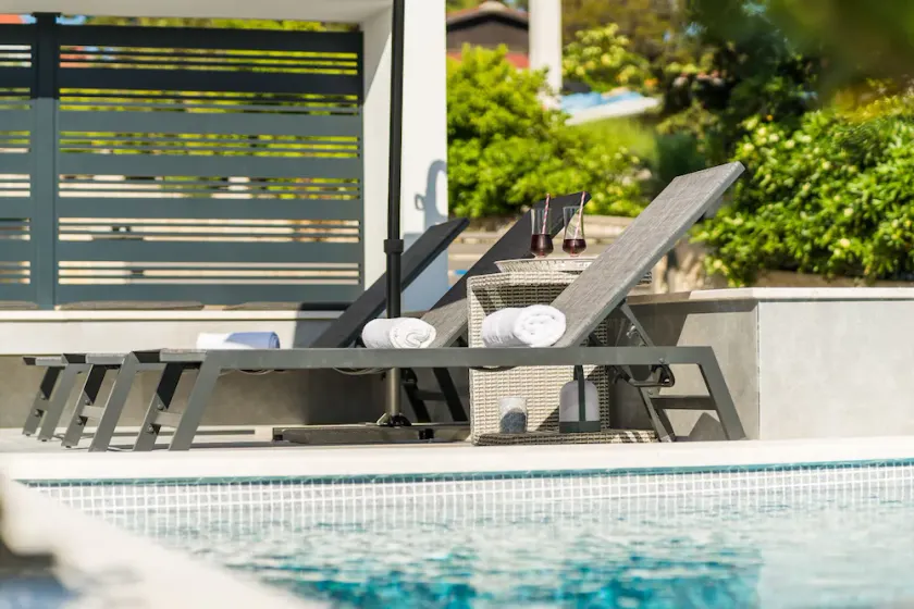 Summer Breeze Pool Apartments - Image 1